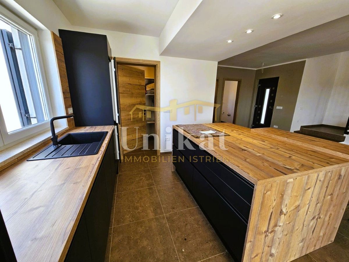 Novogradnja: hiša s 3 spalnicami in bazenom - pogled na morje